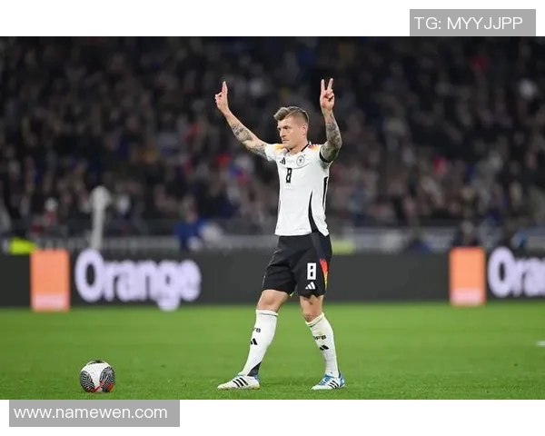 克罗斯在足球世界中的传奇之路与技术解析：从青涩少年到顶级中场的蜕变